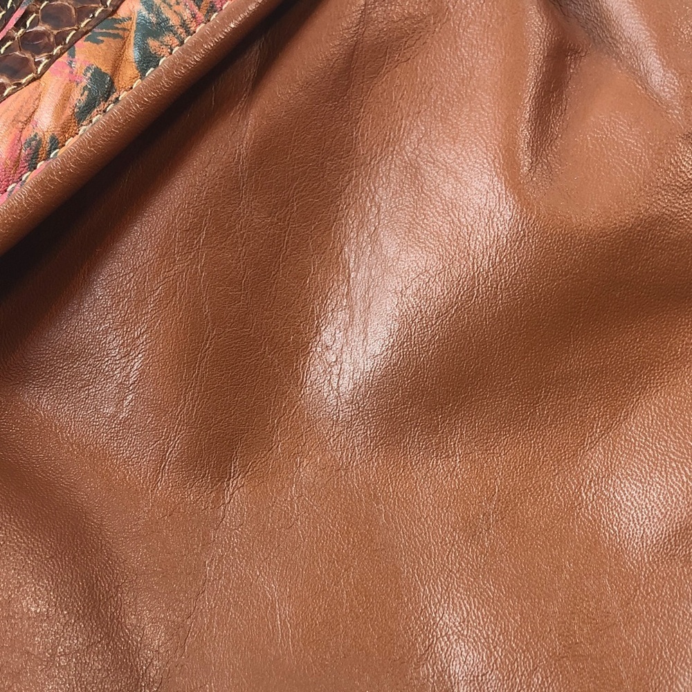 Vintage Chic Brown Shoulder Bag with Artistic Flap - Picture 3 of 13